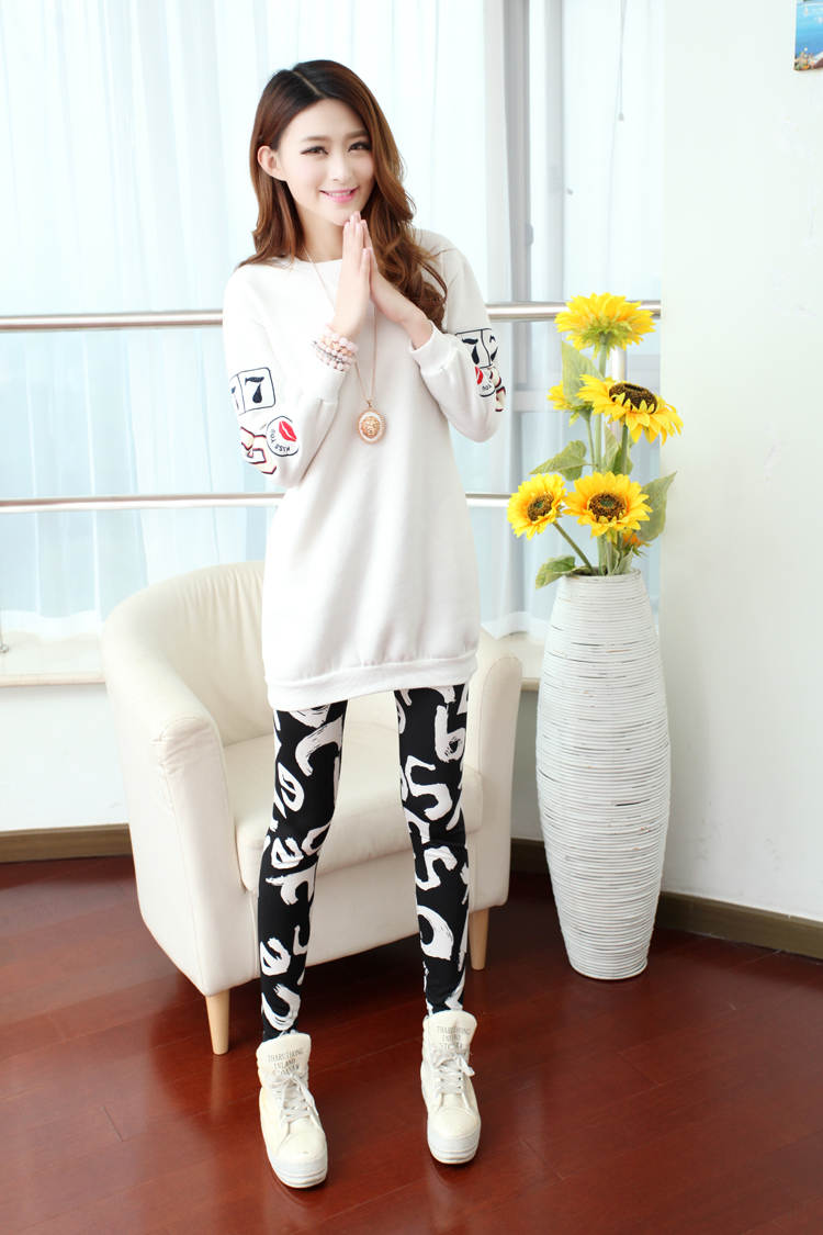 Black-and-white-letters-printed-ladies-leggings-wholesale