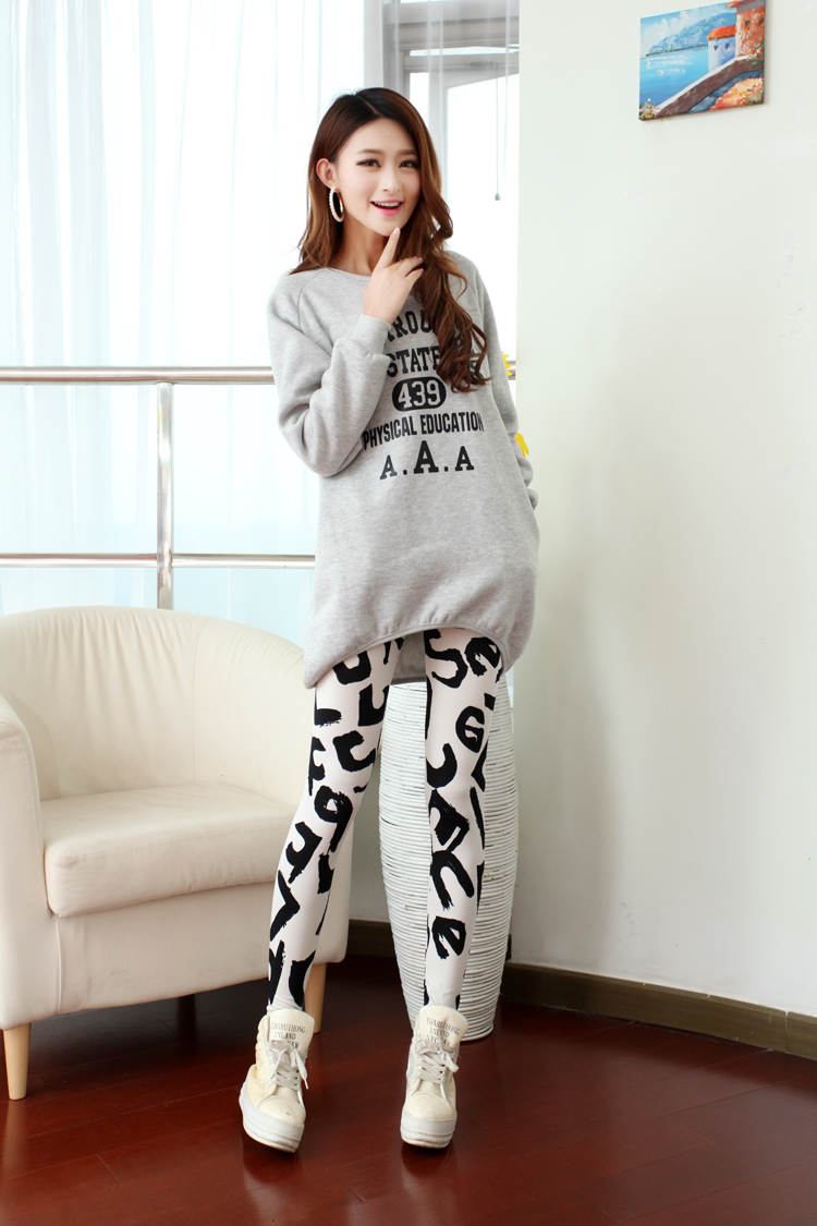 Black-and-white-letters-printed-ladies-leggings-wholesale