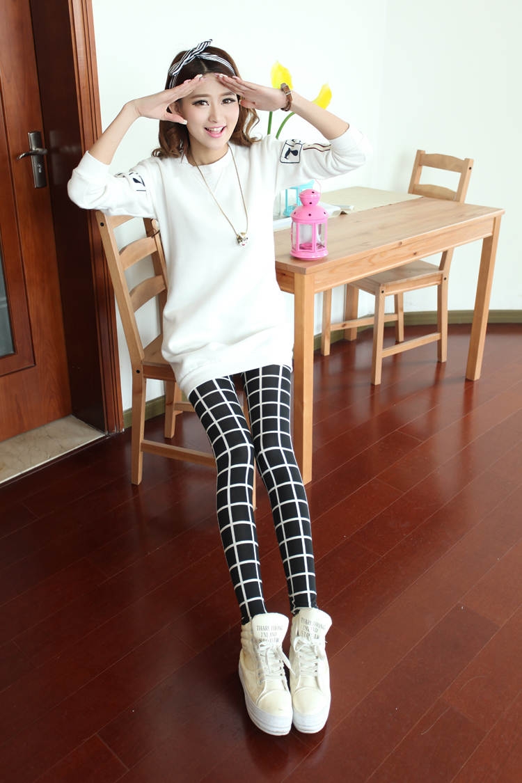 Temperament-black-and-white-plaid-leggings